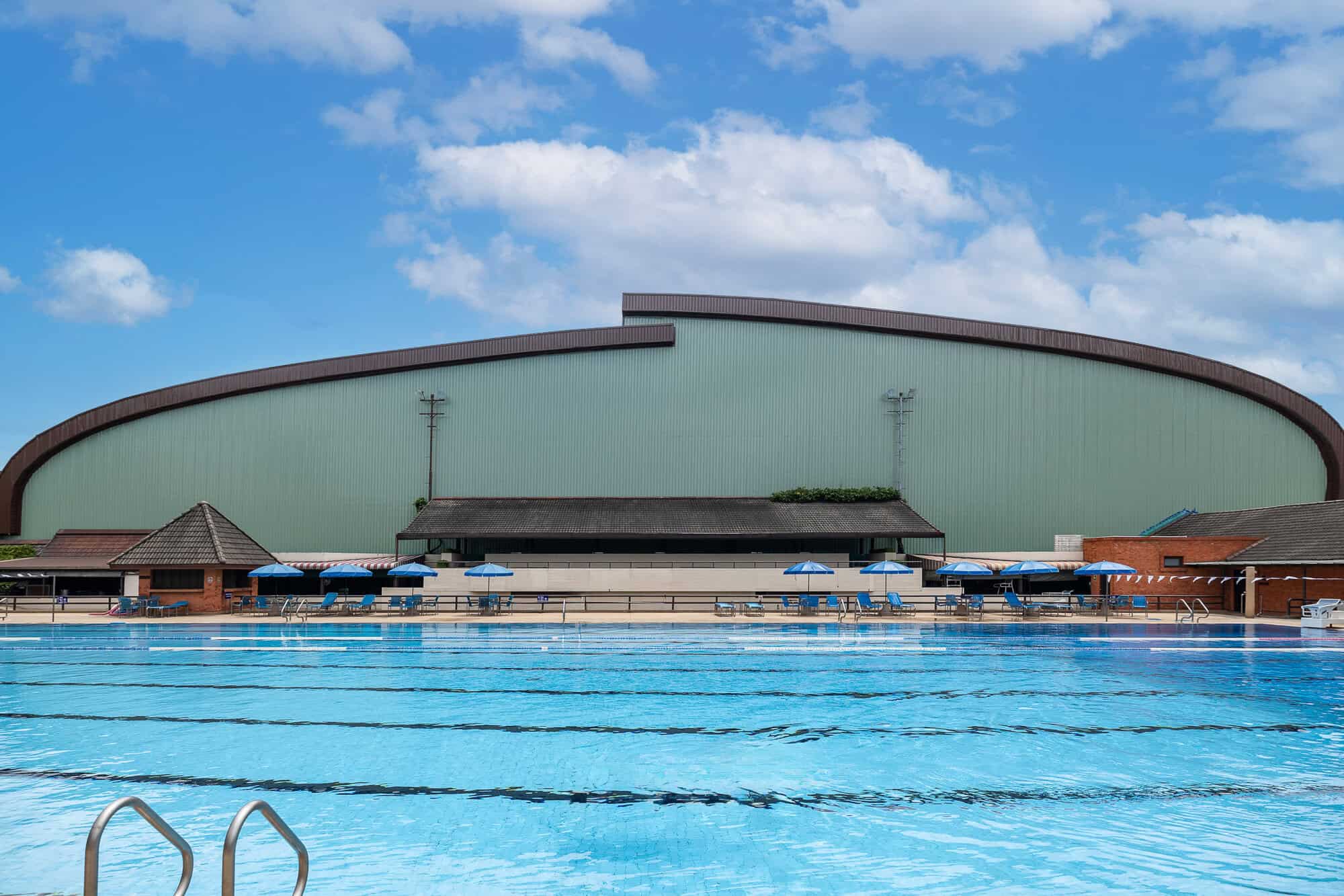 สร้างสระว่ายน้ำ